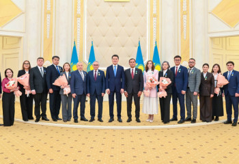 Ерлан Карин вручил государственные награды общественным деятелям