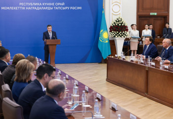 Олжас Бектенов Республика күні қарсаңында Президент атынан мемлекеттік наградалар табыс етті