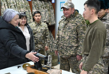 Сарбаз аналары комитетінің төрағасы Қарағандыдағы сарбаздардың жағдайын тексерді