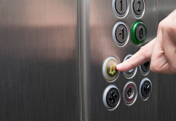 Ақтауда жасөспірім лифтіде 5 және 13 жастағы қыздарға шабуыл жасады