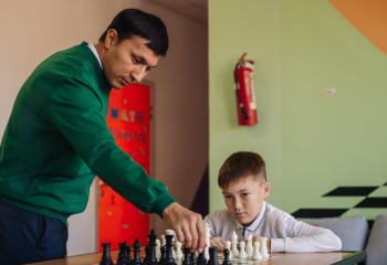 Дубайдағы лауазымды қызметтен бас тартып, ауыл мектебінде серпіліс жасаған ұстаз