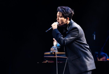 Димаш Құдайберген Сингапурдағы қайырымдылық концертінде өнер көрсетті