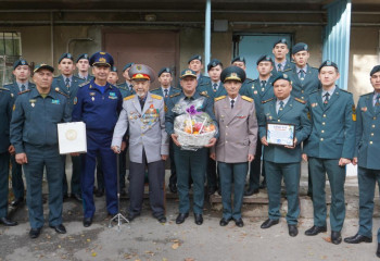 100 лет в строю: Алматы военнослужащие поздравили ветерана войны с вековым юбилеем