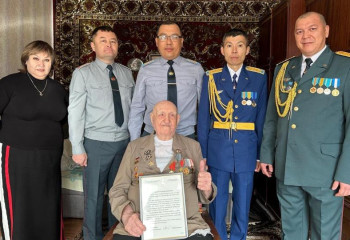 В Павлодаре военнослужащие поздравили ветерана войны со столетием