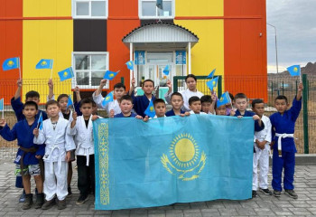 Учеников начальных приняли в ряды «Жас қыран» в честь Дня Республики в области Абай