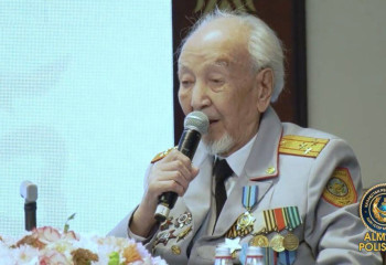 Алматыда тәртіп сақшылары 100 жастағы майдангерді құттықтады