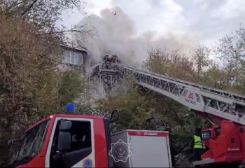 5 человек эвакуировали огнеборцы при пожаре в пятиэтажном доме