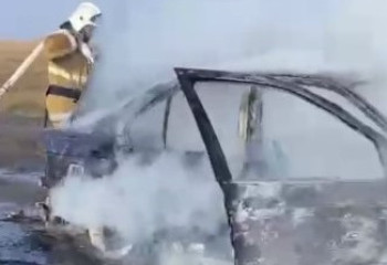 В Костанайской области огнеборцы потушили горящий автомобиль