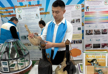 Незабытые технологии: школьник из области Абай сделал кожаный бюрдюк традиционным методом