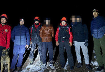 Два несовершеннолетних туриста застряли в горах Алматы