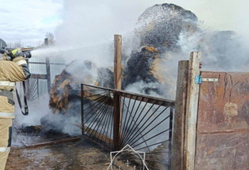 Огнеборцы ЗКО потушили горящее сено