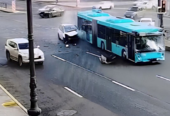 Санкт-Петербургте екі автобус соқтығысып, 25 адам зардап шекті