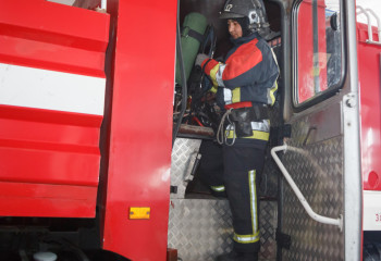 Из горящего ТРЦ в Атырау эвакуируют посетителей