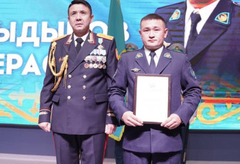 Абай облысында бір отбасын өрттен құтқарған полицей марапатталды