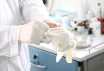 Казахстанцы могут бесплатно получить инновационное лечение псориаза