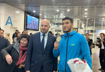 Күрестен үш дүркін әлем чемпионы Ризабек Айтмұханды елордалықтар әуежайдан күтіп алды