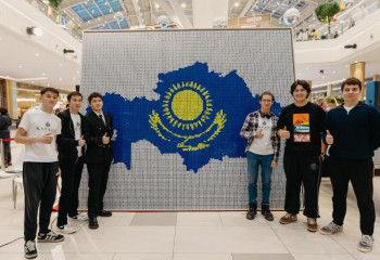 Астанада куберлер мемлекеттік тудың бейнесін рубик текшелерінен құрастырды