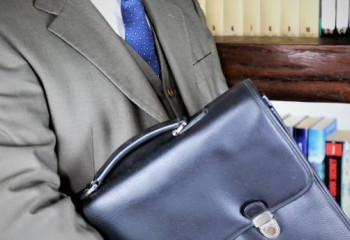 Мемлекеттік қызметкерлердің құқығын бұзған лауазымды тұлғалар жауапқа тартылды