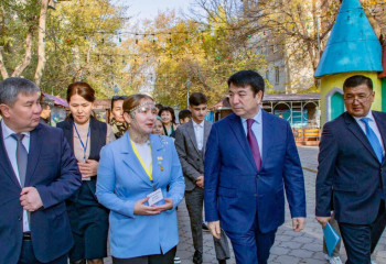 Оқу-ағарту министрі қиын жағдайда қалған балалармен кездесті