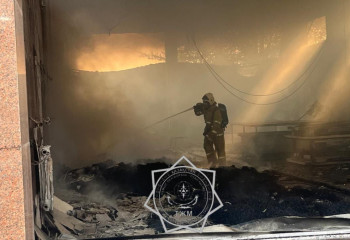Пожар в цехе: огнеборцы Алматинской области потушили крупное возгорание