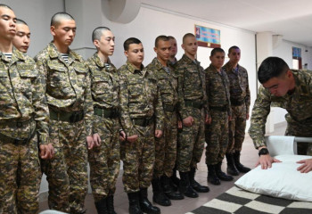 Теңіз жаяу әскерлері әскери істің негіздерін үйреніп жатыр