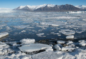 Арктикадағы мұздықта неліктен еріп жатыр