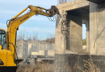 Алматыда салынып жатқан тұрғын үй кешені сүрілуде