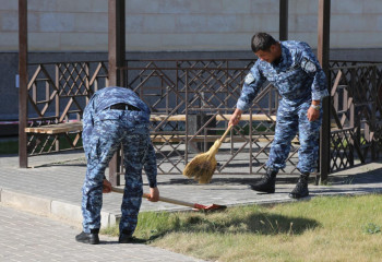 Түркістанда полицейлер аула сыпырды