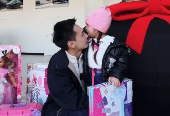 Блогер Дархан Жолшыбеков некесіз туған қызымен кездесіп, көлік пен пәтер сыйлады