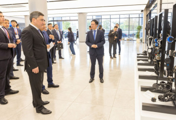 Olzhas Bektenov visits Zhangjiang Robotics Valley in Shanghai