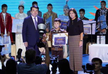 22 молодых акына состязались в искусстве айтыса на республиканском конкурсе среди школьников