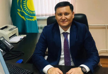 Оралда қалалық соттың төрағасы пара алып жатқан жерінен ұсталды