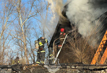 В Астане горит двухэтажный дом