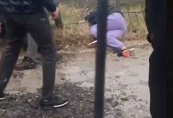 В Актау из-за сильного ветра обрушилась остановка: один человек пострадал