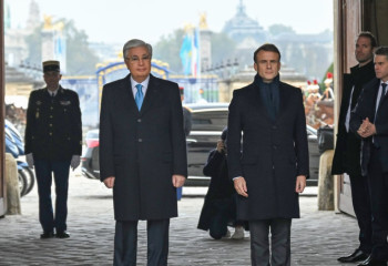 Tokayev greeted by French President Macron with official welcome