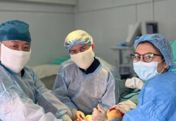 Сестер-близняшек после страшного ДТП 14 часов оперировали врачи Конаева