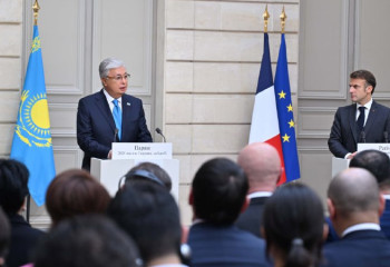 Қасым-Жомарт Тоқаев пен Эмманюэль Макрон БАҚ өкілдері үшін брифинг өткізді