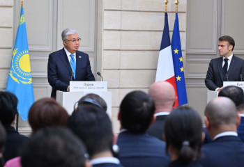 Токаев и Макрон провели брифинг для представителей СМИ
