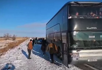 Ақтөбе облысында шетелдіктер мінген автобус жолда қалған