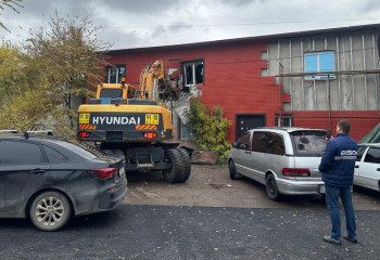 В Алматы сносят незаконное двухэтажное здание