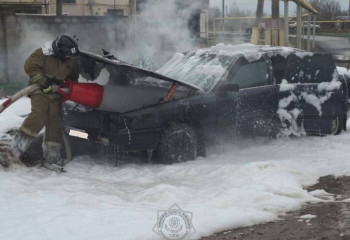 Шуда көше бойында кетіп бара жатқан жеңіл көлік өртенді