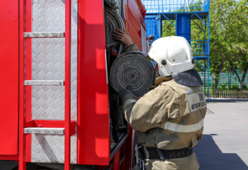 В Актау из пожара успели спасти четырех детей