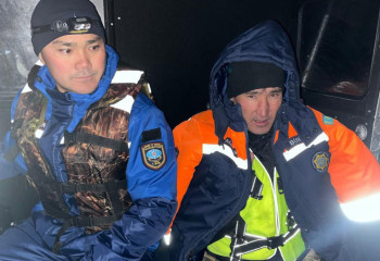 Пропавшего рыбака нашли в 12 км от берега на озере Балхаш