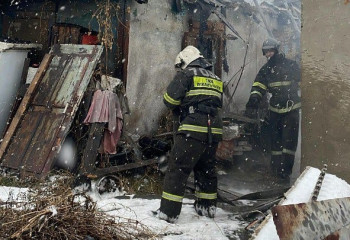 Спасатели ликвидировали пожар и вынесли газовые баллоны в Усть-Каменогорске