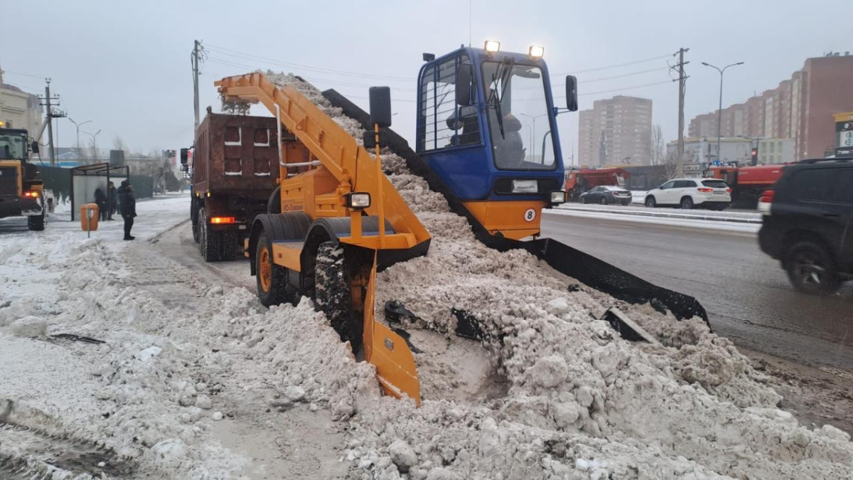 Больше 2 400 дорожных рабочих убирают снег в столице