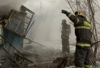 Пожарные уберегли от огня здание предприятия