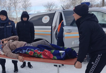 Спасатели МЧС транспортировали женщину с переломом ноги