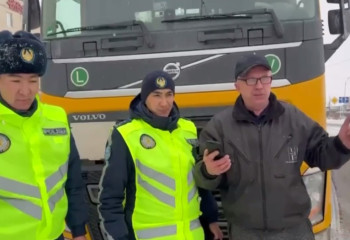 Полицейские области Абай помогли водителю-иностранцу в сложной ситуации