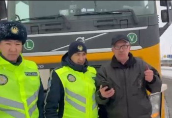 Абай облысының полицейлері шетелдік жүргізушіге көмекке келді
