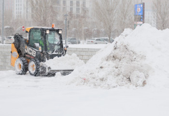 Коммунальные службы Астаны продолжают вычищать город от снега